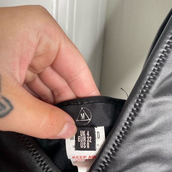 One piece - Picture 2 of 2